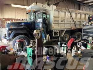 Mack RD688S Dump Truck Kallurid