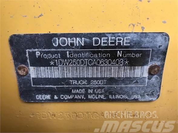 John Deere 250D II Liigendraamiga pinnaseveokid