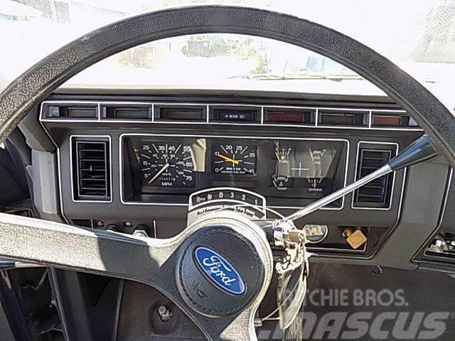 Ford F700 Furgoonautod