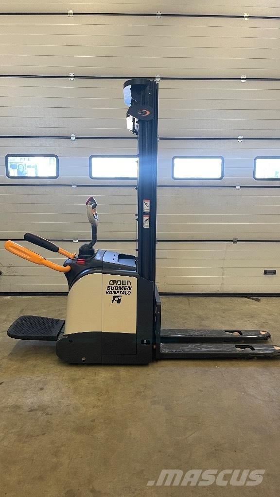 Crown ET4000-1.4 Pinontavaunu Platvormiga virnastajad