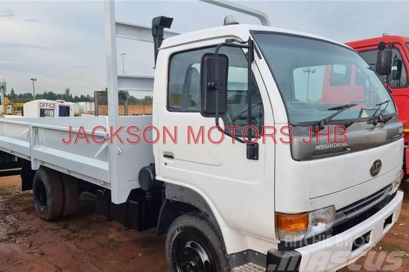 Nissan UD40, FITTED WITH DROPSIDE BODY Muud veokid