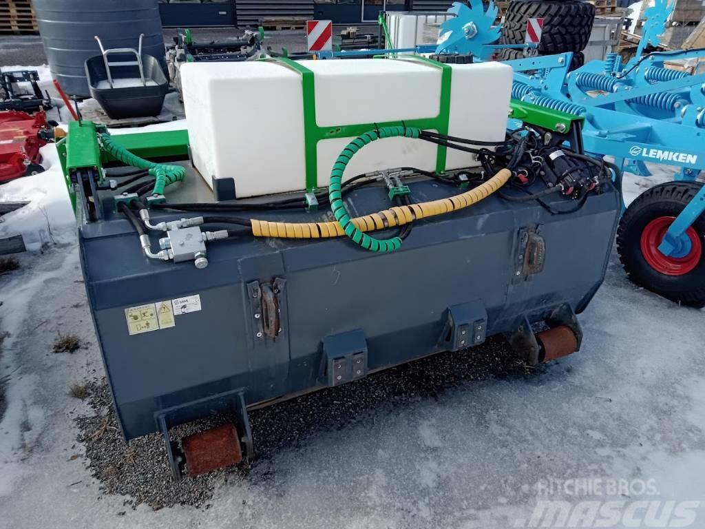 Sami K 2000 kauhaharja vesityksellä Muud teekoristamise ja lumekoristamise masinad