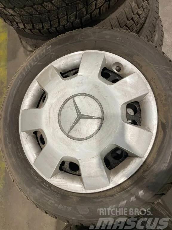 Bridgestone *Mercedes deksels met banden*205/55R16 Rehvid, rattad ja veljed