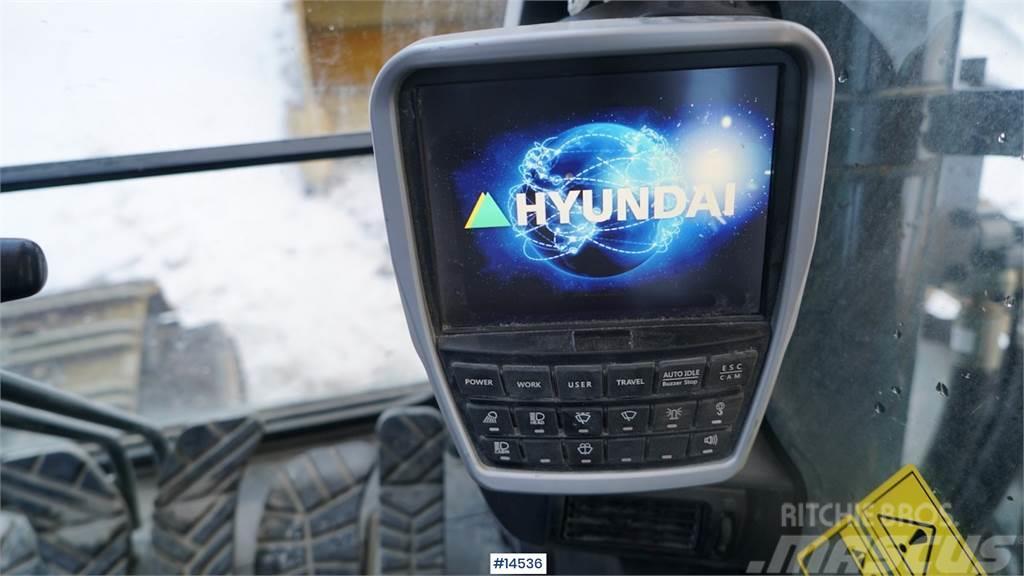 Hyundai HX520L digger w/ bucket. Roomikekskavaatorid