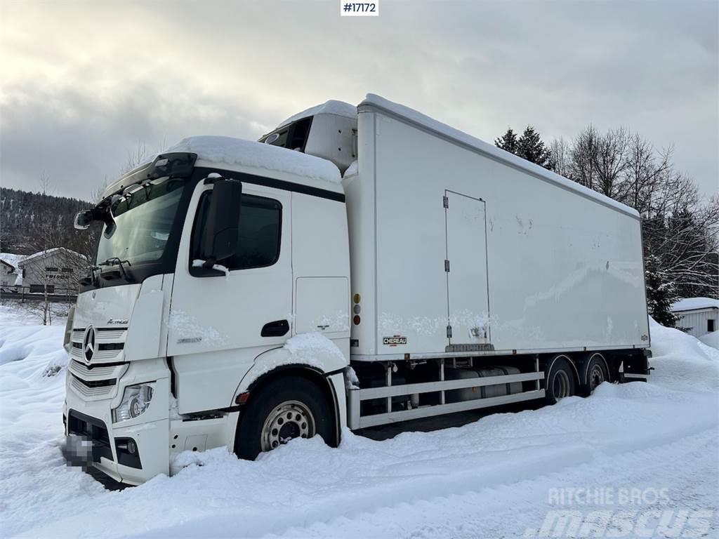 Mercedes-Benz Actros 2551 6x2 Box Truck w/ fridge/freezer unit. Furgoonautod