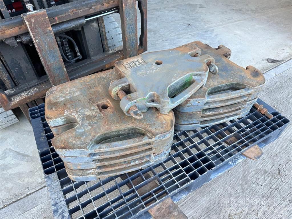 Massey Ferguson Set of front weights with centre tow weight Esiraskused