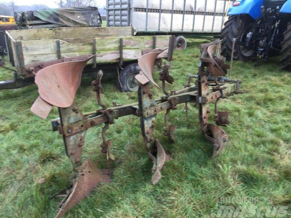 Ransomes 3 Furrow reversible plough £450 plus vat £540 Tavalised adrad