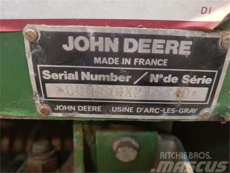 John Deere 550 Rundballepresser med garnbinder Ruloonpressid