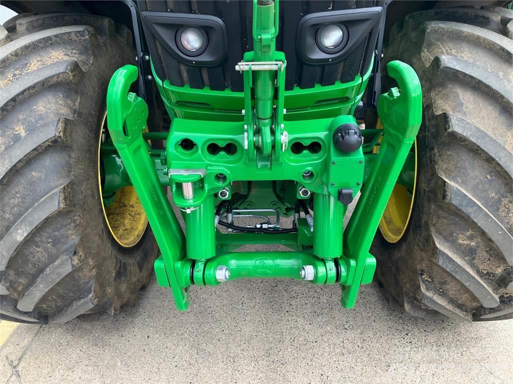 John Deere 6R215 Traktorid