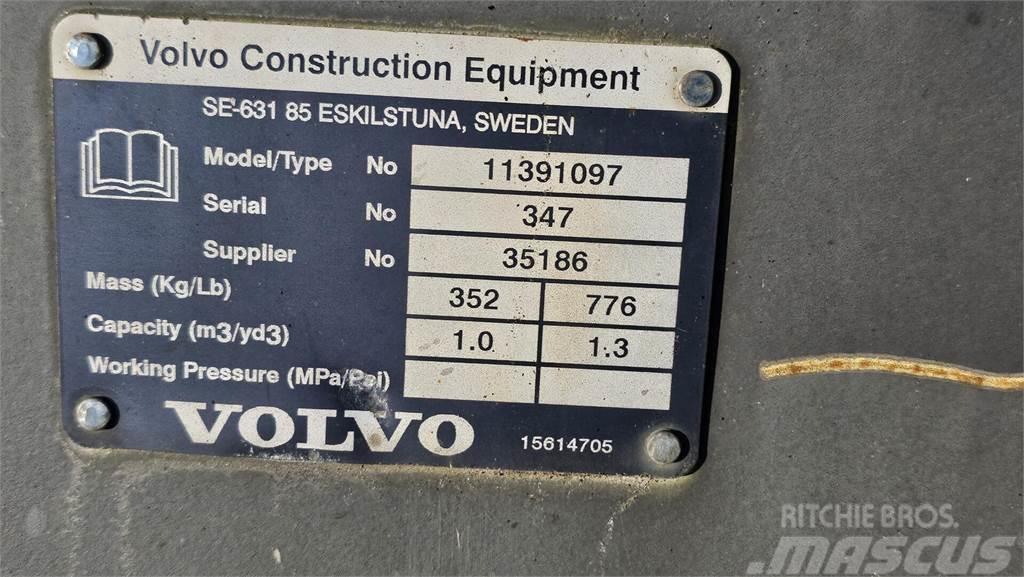 Volvo L30GS, maakauha, siipilumikauha ja trukkipiik Väikelaadurid