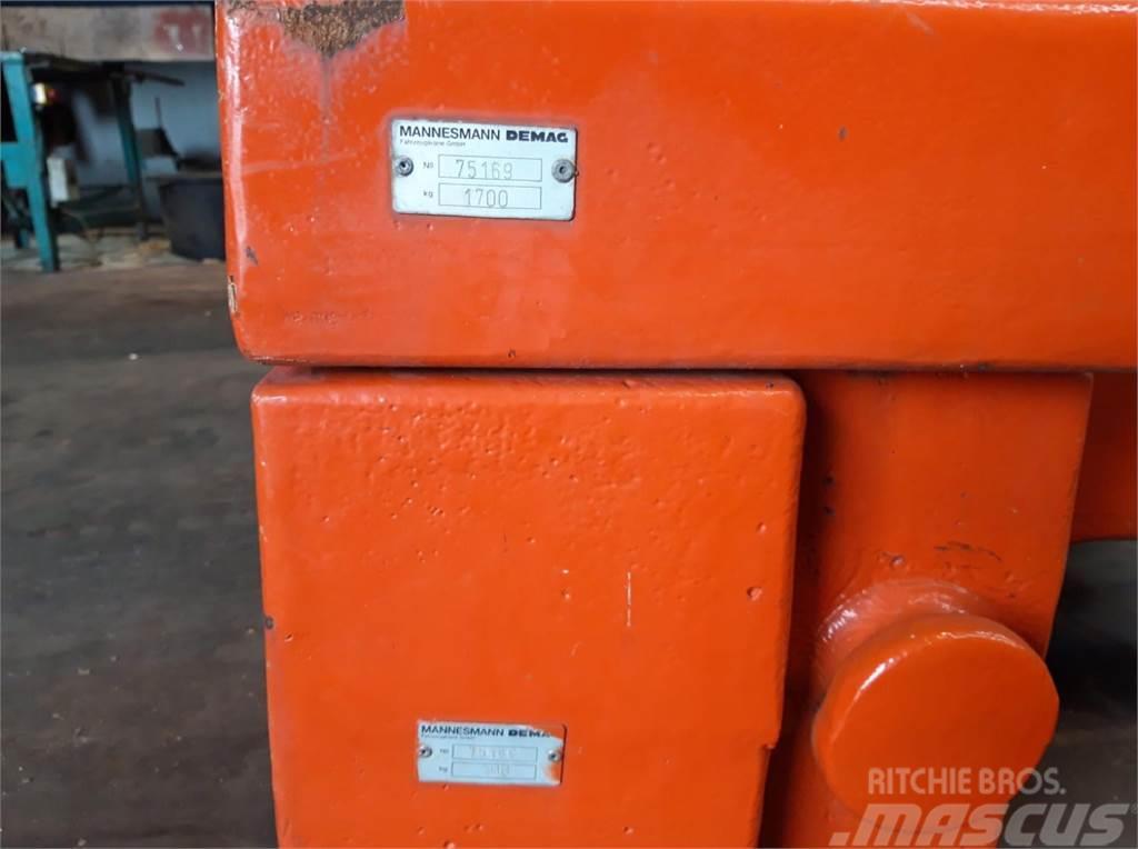 Terex Demag Demag AC 205 counterweight 2,4 ton right side (0.7 Kraanade varuosad ja varustus